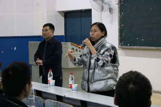 1cbd47c272bb4b75852c88c72b80f050.jpg 图10丁爱霞老师寄语数院学子.JPG