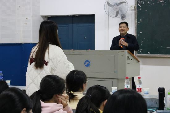 73ed5158fcf046b89344dc69e287748c.jpg 图8倪峰老师与同学们进行交流互动.JPG