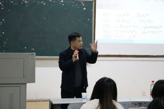 ee3b24c0f4bb4e02928757c1ff8eaa25.jpg 图7倪峰老师与同学们进行交流互动.JPG