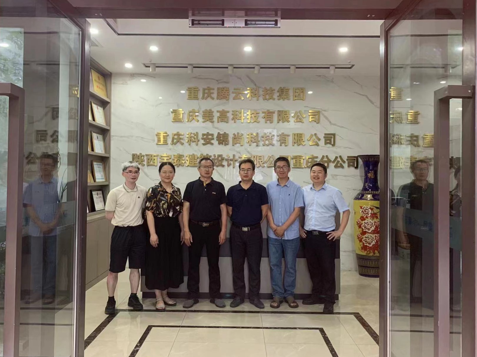 b20d24b34c8848e58efeea62da0c8144.jpg 与校友合影.jpg